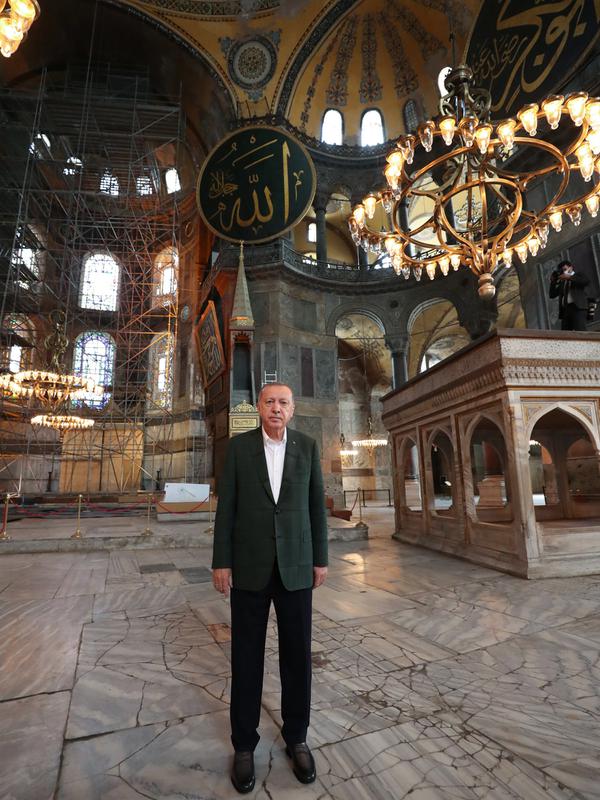 Presiden Turki Tayyip Erdogan mengunjungi Hagia Sophia di Istanbul, Minggu (19/7/2020). Erdogan melakukan kunjungan mendadak ke bangunan kuno tersebut beberapa hari sebelum diselenggarakannya salat pertama usai Hagia Sofia diubah menjadi Masjid. (HO/TURKISH PRESIDENTIAL PRESS SERVICE/AFP)