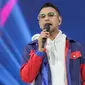 Raffi Ahmad saat membawakan acara Konser Histeria Pesta Bola Dunia 2022 di EMTEK City, Jakarta, Kamis (20/10/2022). (Bola.com/Bagaskara Lazuardi)