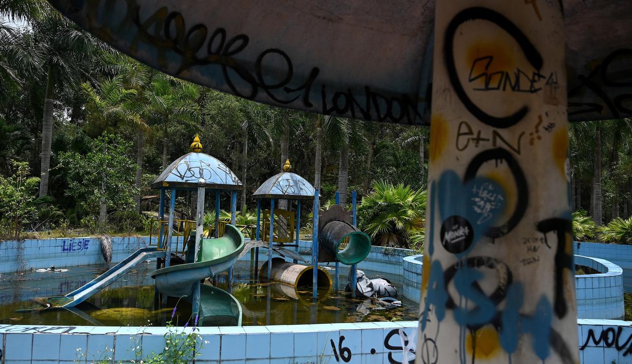 Seluncuran air telantar di Taman Air Ho Thuy Tien yang telah lama ditinggalkan di kota Hue, Vietnam pada 27 April 2019. Taman Air yang dibangun dengan biaya sekitar Rp 43 miliar ini tidak begitu berhasil menarik minat pengunjung, sehingga harus ditutup akibat merugi. (Manan VATSYAYANA/AFP)