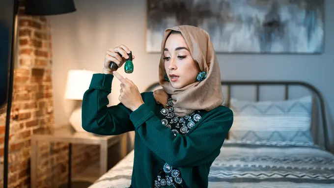 Contoh ilustrasi wanita muslimah dengan kuteks halal miliknya