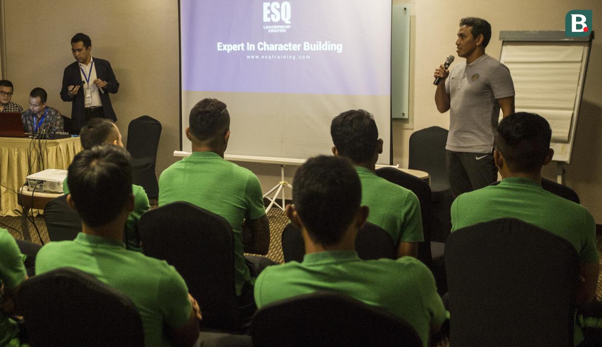 Pelatih Timnas Indonesia, Bima Sakti, bersama para pemain mengikuti sesi ESQ di Hotel Grand Zuri, Jawa Barat, Senin (5/11). Materi ESQ diberikan jelang turnamen Piala AFF 2018. (Bola.com/Vitalis Yogi Trisna)