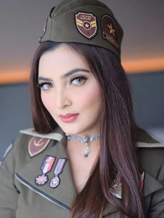 Wajah putih Ashanty akan terlihat makin merona dengan sapuan blush on di pipinya. Begitu juga dengan alis dan bulu mata yang selalu tampil maksimal. (Instagram/ashanty_ash)