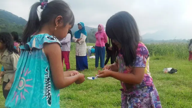 Anak-anak bermain balap kelereng di lapangan desa, di luar area posko pengungsian gempa Kalibening, Banjarnegara. (Foto: Liputan6.com/BPBD BNA/Muhamad Ridlo)