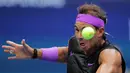Petenis Spanyol, Rafael Nadal mengembalikan tembakan ke Daniil Medvedev dari Rusia pada babak final AS Terbuka 2019 di New York, Minggu (8/9/2019). Nadal menjadi juara melalui pertarungan lima set 7-5, 6-3, 5-7, 4-6, dan 6-4. (AP Photo/Charles Krupa)