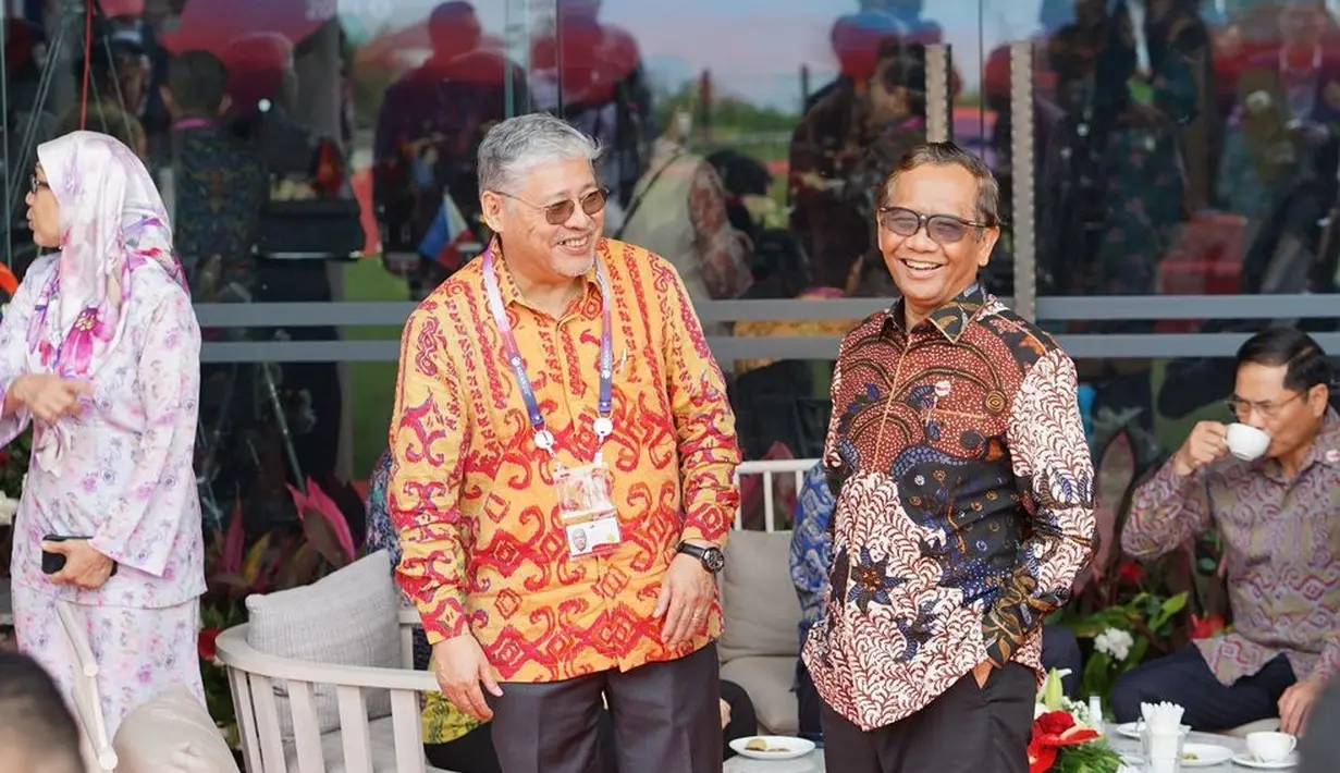 Batik tersebut memiliki siluet yang simple namun tetap elegan, di antaranya adalah kemeja serta blus, koleksi ini ditujukan untuk Foreign Minister dan Sekjend Asean di KTT ASEAN ke-42 dengan upaya dapat membawa terobosan baru dengan mengkolaborasikan unsur tradisional dan  modern. Credit:  Alleira Batik