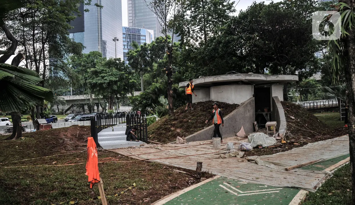 Aktivitas pekerja saat menyelesaikan pembangunan proyek jalur sepeda di Terowongan Semanggi, Jakarta, Kamis (6/10/2022). Diketahui, Pemerintah Provinsi DKI Jakarta berencana membangun jalur sepeda sepanjang 196,45 kilometer pada 26 ruas jalan di wilayah Ibu Kota, terdiri atas 40,06 kilometer jalur sepeda terproteksi, 154,73 kilometer jalur sepeda berbagi, dan 1,67 jalur sepeda di trotoar. (merdeka.com/Iqbal S. Nugroho)
