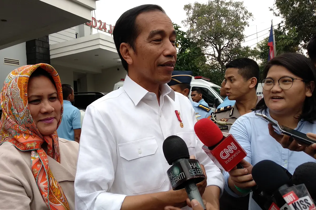 Presiden Jokowi dan Ibu Negara Iriana kembali menjenguk Kahiyang Ayu yang melahirkan bayi perempuan di rumah sakit