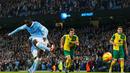 Pemain Manchester City, Yaya Toure, mencetak gol melalui penalti ke gawang Norwich City dalam laga Liga Premier Inggris di Stadion Etihad, Manchester, Sabtu (31/10/2015) malam WIB. (AFP Photo/Lindsey Parnaby)