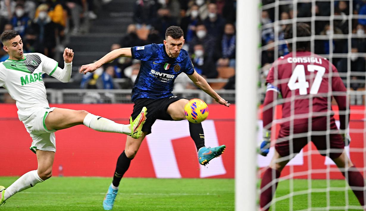 Menjelang babak pertama usai, Inter memperoleh peluang memangkas ketertinggalan. Sayang, dua peluang Ivan Perisic masih belum tepat menemui sassaran. Skor 2-0 tetap bertahan hingga babak pertama usai. (AFP/Isabella Bonotto)