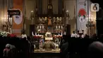 Pastor Kepala Gereja Katedral Jakarta, Albertus Hani Rudi Hartoko SJ memimpin Misa Malam Natal 2022 di Gereja Katedral Jakarta, Sabtu (24/12/2022). Gereja Katedral Jakarta menggelar dua jadwal misa yakni Misa Malam Natal dan Misa Natal. Kedua misa tersebut akan dilangsungkan dengan jadwal yang berbeda pada 24 dan 25 Desember 2022. (Liputan6.com/Helmi Fithriansyah)