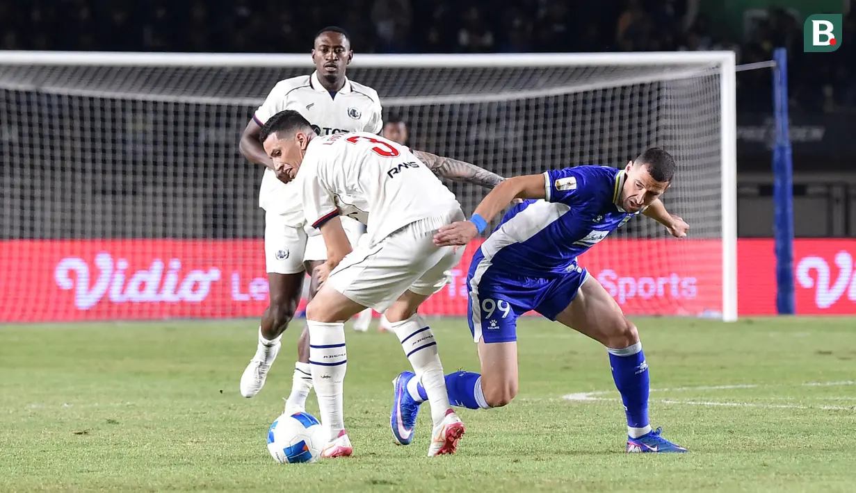 Duel sengit striker anyar Persib Bandung, Balsa Sekulic (99), dengan pemain Arema FC, Diego Landis, dalam laga Grup A Piala Presiden 2026 di Stadion Si Jalak Harupat, Soreang, Kabupaten Bandung, Sabtu (25/7/2026) malam. Persib berhasil memenangi pertandingan dengan skor tipis 1-0 berkat gol Uilliam Barros pada menit ke-23. (Bola.com/Erwin Snaz)