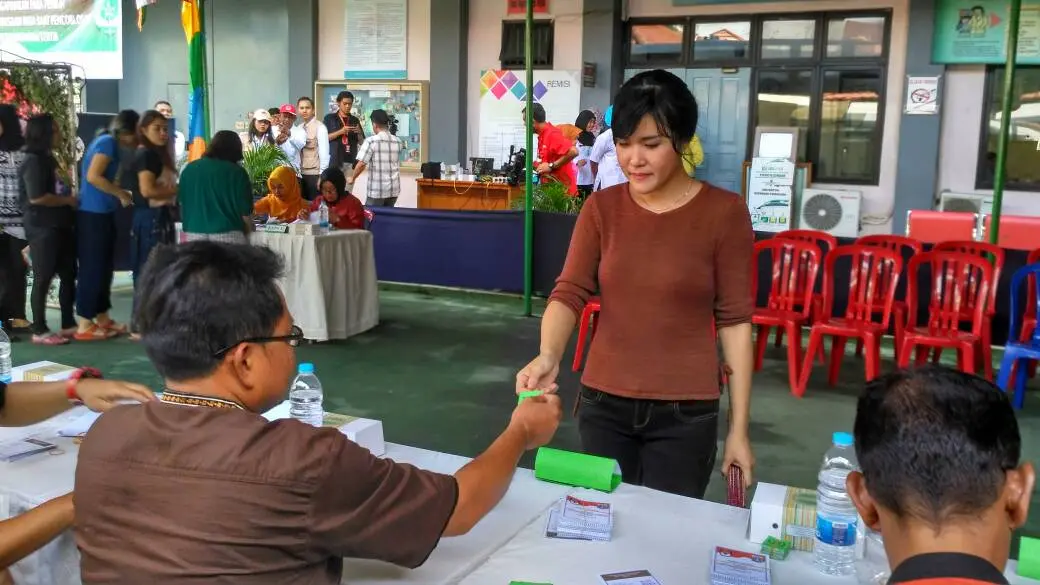 Jessica Kumala Wongso saat menggunakan hak pilihnya pada Pilkada DKI 2017 putaran kedua di Rutan Pondok Bambu. (Liputan6.com/Nanda Perdana Putra)