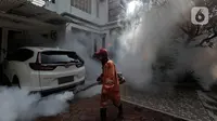 Petugas melakukan pengasapan (fogging) di halaman rumah warga, Pesanggrahan, Jakarta, Kamis (6/10/2022). Pengasapan ini diharapkan dapat mencegah penyakit DBD didaerah tersebut. (Liputan6.com/Johan Tallo)