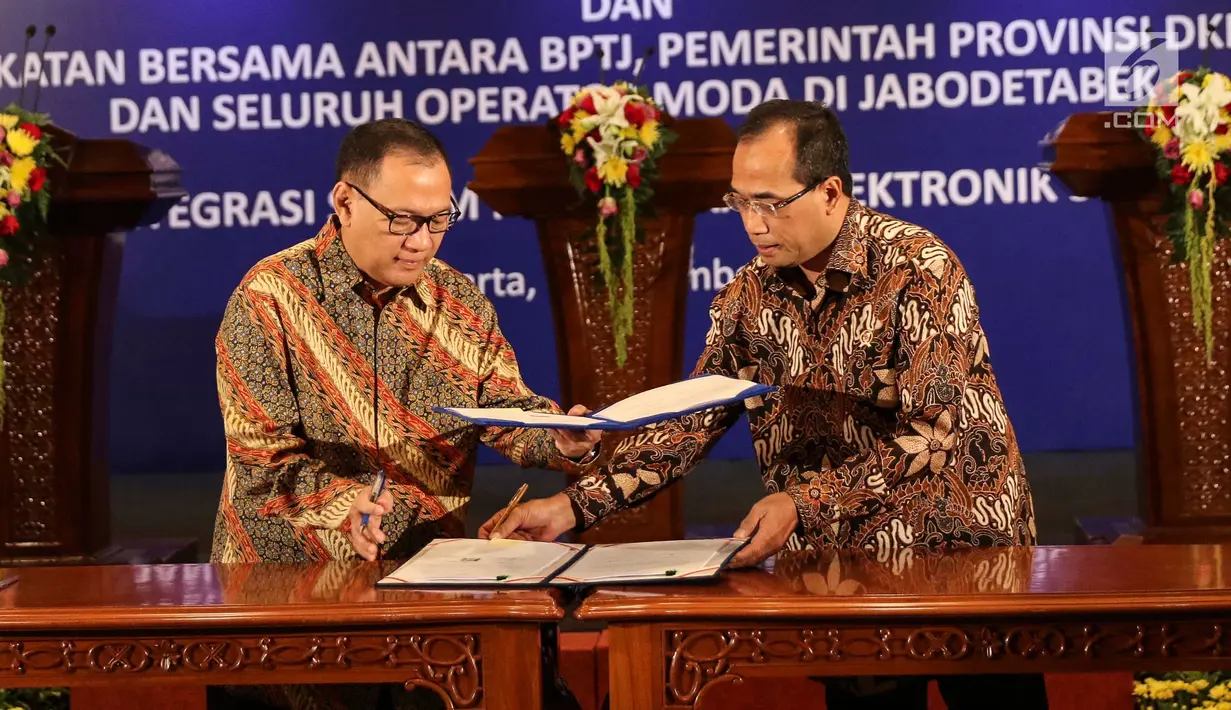 Gubernur BI Agus Martowardojo dan Menteri Perhubungan Budi Karya Sumadi saat penandatanganan kerja sama di Jakarta, Rabu (6/9). BI dan Kemenhub menyepakati pengembangan sistem pembayaran elektronik berbagai moda transportasi. (Liputan6.com/Angga Yuniar)