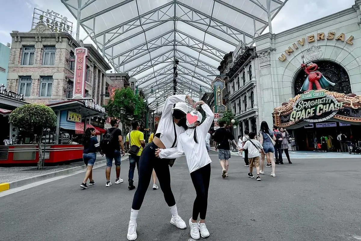 Sembuh dari Leukimia, Ini 6 Momen Seru Denada dan Aisha Liburan Bersama