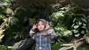 Ameena Atta berpose dengan mengenakan dress panjang model gamis berwarna biru dengan motif print [@attahalilintar]