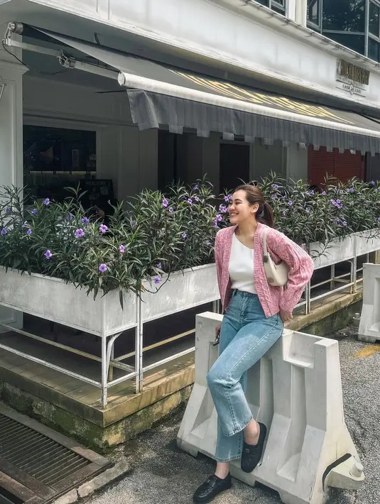 Tampil dengan warna cerah membuat Aaliyah tampil segar. Ia memadukan one shoulder top dengan cardigan dan celana jeans. [Foto: Instagram/aaliyah.massaid]