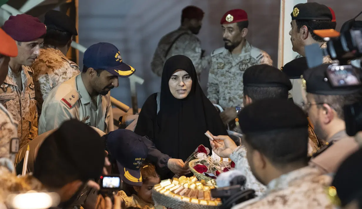 <p>Jumlah warga negara Arab Saudi yang dievakuasi mencapai 91 warga, sedangkan warga negara internasional lainnya yang berhasil dievakuasi mencapai kurang lebih 66 orang. (Saudi Ministry of Media via AP)</p>