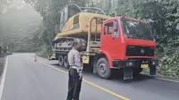 Sejumlah alat berat sudah datang di kawasan Gumitir untuk proses perbaikan jalan (Istimewa)