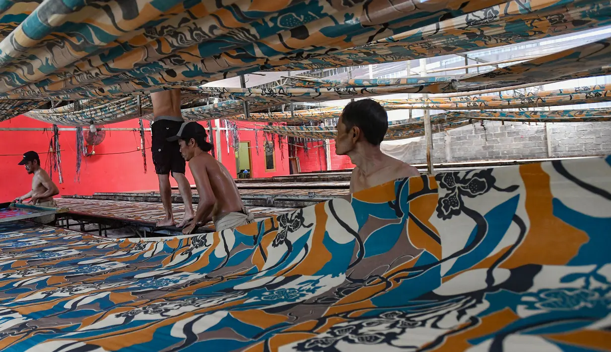Dalam sehari mereka mampu memproduksi 200 item kain dengan panjang kain masing-masing sekitar 25 meter. (merdeka.com/Arie Basuki)