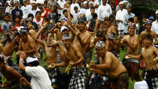 Keberagaman tradisi dalam menyambut Lebaran yang dilakukan oleh penduduk Indonesia dari berbagai daerah.