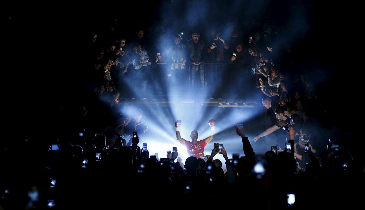 Petinju Kell Brook memasuki arena diiringi pancaran cahaya sebelum bertanding melawan Kevin Bizier memperebutkan IBF Welterweight Title di  Sheffield Arena, Sabtu (26/3/2016). (Action Images via Reuters/Andrew Couldridge)
