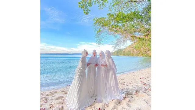 7 Potret Kebersamaan Personel Adam Musik dengan Istri, Kompak Banget