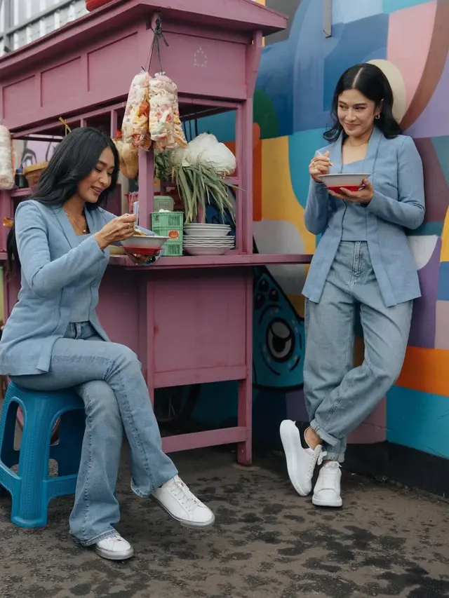 Happy Salma dan Dian Sastrowardoyo dengan gaya kembar pakai celana denim. [@happysalma]