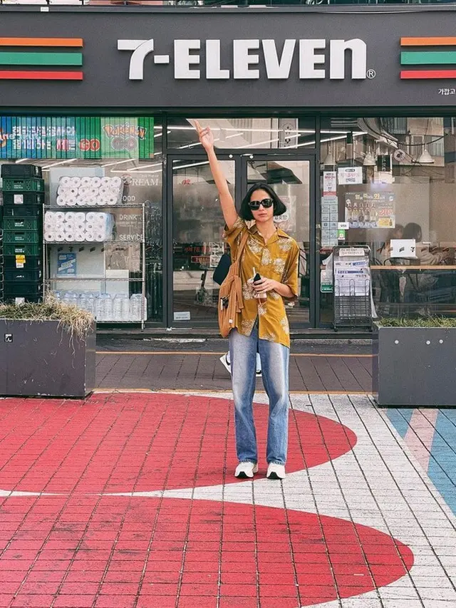 Putri Marino kenakan jeans (Instagram/putrimarino)