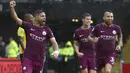 Pemain Manchester City, Sergio Aguero (kiri) merayakan gol bersama rekan-rekannya. (Nigel French/PA via AP)