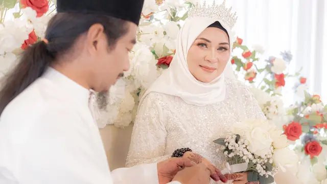Anti-Mainstream, Pengantin Wanita Tampil Bak Vampir di Resepsi ...