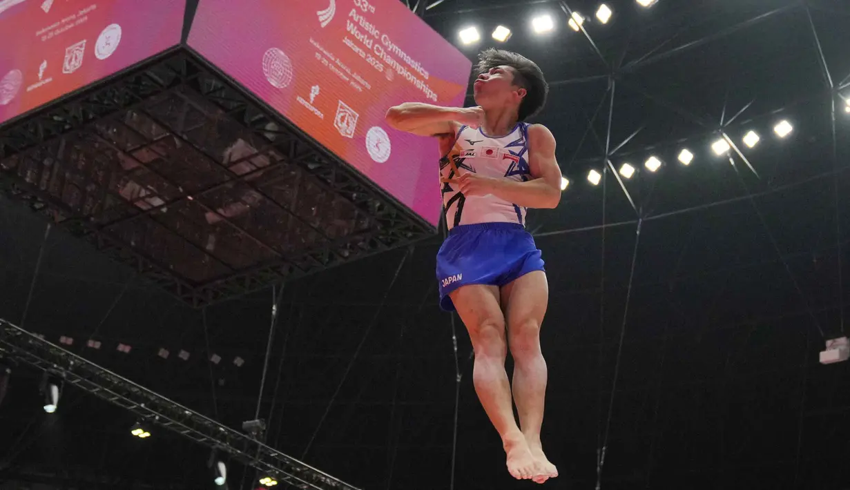 Sebagai salah satu kejuaraan senam paling prestisius di dunia, Kejuaraan Dunia Senam Artistik ke-53, diikuti 400-an atlet dari 73 negara serta individual netral (AIN). Tampak dalam foto, Kazuki Minami dari Jepang berkompetisi pada Kejuaraan Dunia Senam Artistik ke-53 di Jakarta, Minggu 19 Oktober 2025. (AP Photo/Dita Alangkara)