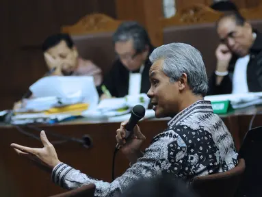 Mantan Wakil Ketua Komisi II DPR yang juga Gubernur Jawa Tengah, Ganjar Pranowo memberi kesaksian dalam sidang lanjutan dugaan korupsi pengadaan e-KTP dengan terdakwa, Setya Novanto di Pengadilan Tipikor, Kamis (8/2). (Liputan6.com/Helmi Fithriansyah)