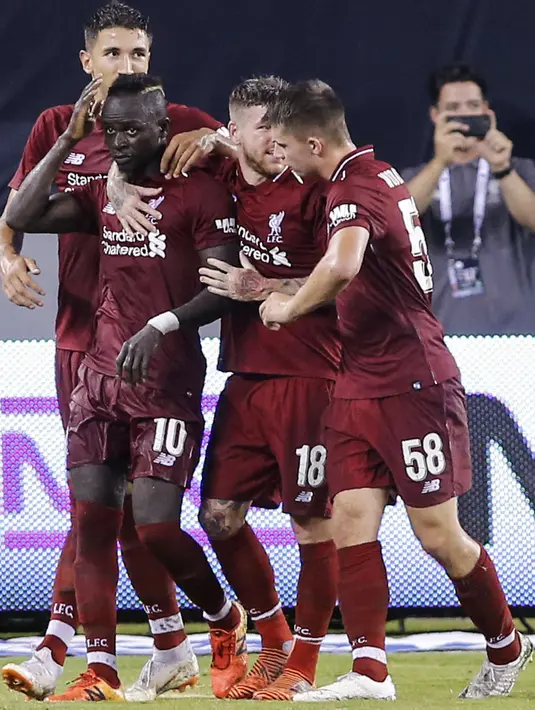 Penyerang Liverpool, Sadio Mane (kedua kiri) berselebrasi bersama rekannya usai mencetak gol ke gawang Manchester City pada pertandingan International Champions Cup di East Rutherford, N.J. (25/7). Liverpool menang 2-1 atas City. (AFP Photo/Kena Betancur)