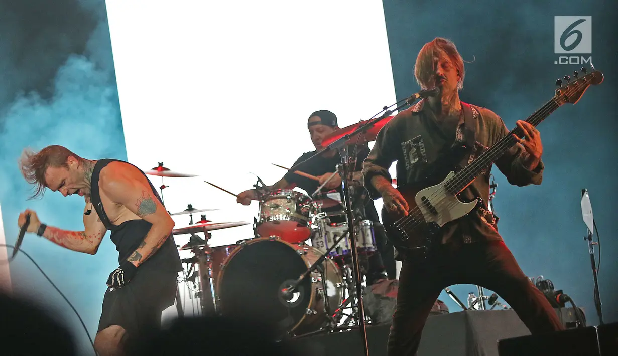Grup band The Used menghibur penggemarnya dalam acara "Hodgepodge Superfest 2019", di Allianz Ecopark, Ancol, Sabtu (31/8/2019). Dalam penampilannya grup band asal Amerika itu membawakan beberapa lagu andalannya yaitu Take it Away, Bird and the Worm, dan Listening. (Liputan6.com/Herman Zakharia)