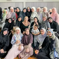 Irish Bella juga hadir mengenakan jaket dengan motif bunga, dipadukan dengan kerudung warna beige dan rok plisketnya. [@tya_ariestya]