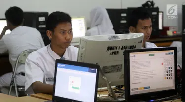 Pelajar mengikuti Ujian Nasional Berbasis Komputer (UNBK) di SMK Negeri 1, Jakarta, Senin (2/4). Sebanyak 1.485.302 siswa dari 13.054 sekolah menengah kejuruan (SMK) sederajat mengikuti Ujian Nasional (UN). (Liputan6.com/Arya Manggala)