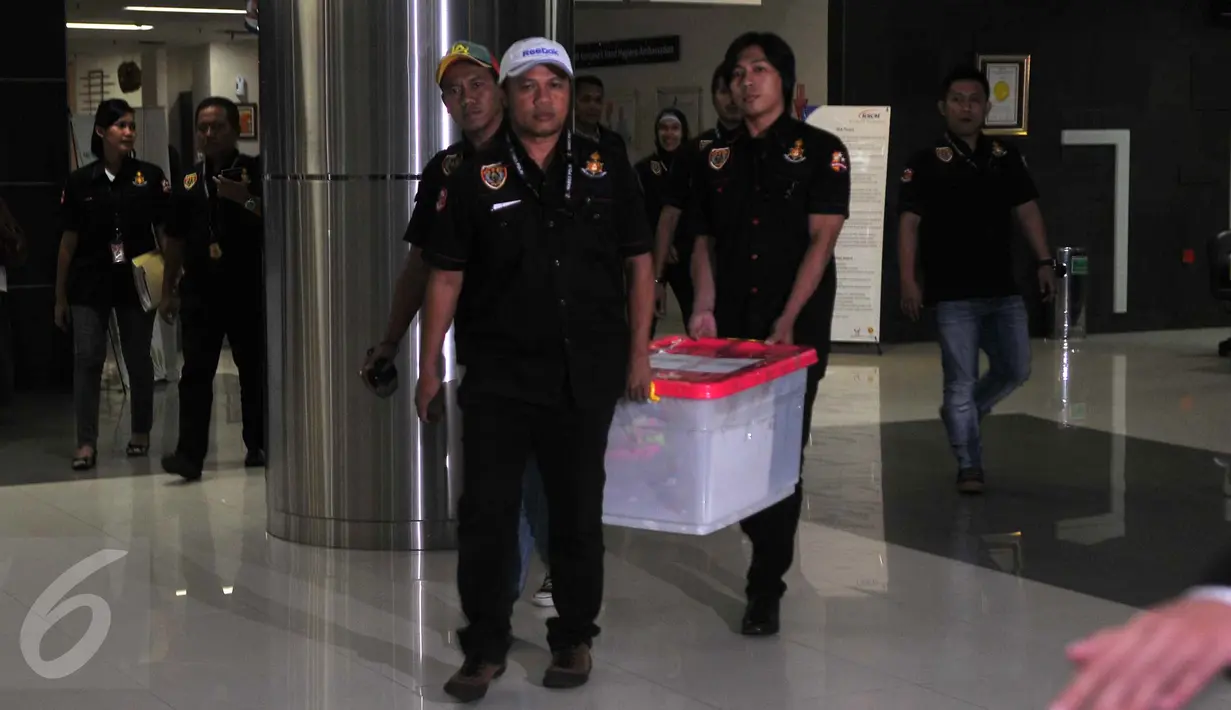 Badan Reserse Kriminal Kepolisian RI membawa boks berisi dokumen di sebuah Rumah Sakit di Jakarta, Kamis (4/2/2016). Penggeledahan dilakukan untuk mencari data mengenai pelaksanaan transplantasi ginjal. (Liputan6.com/Gempur M Surya)