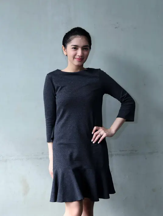 "Nggak kesepian juga sih kebetulan di rumah ada adik-adik ada kakak ada anak-anak. Kadang kalau bangun tidur udah rame lagi jadi ya sampe sekarang untungnya belum ngerasain kesepian," jelas Angel. (Nurwahyunan/Bintang.com)