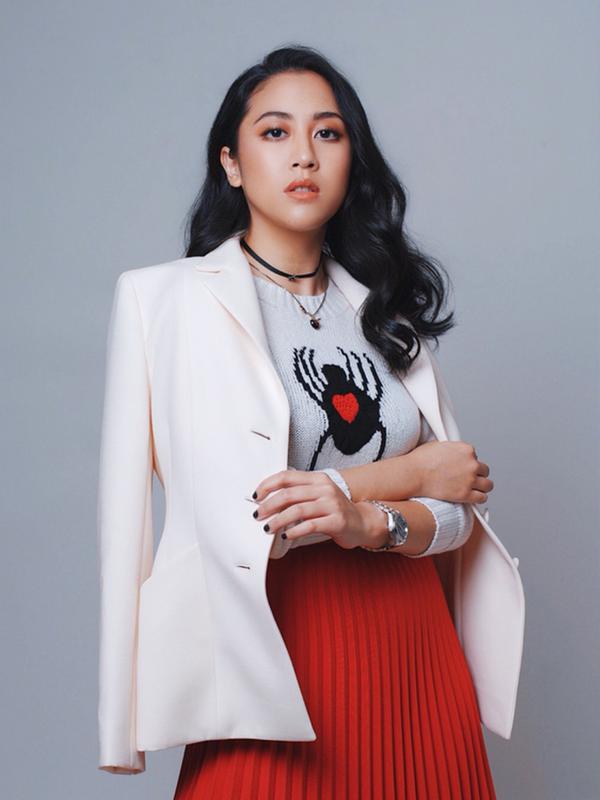 Memadukan kaos dan bawahan rok merah serta jas putih, gaya bintang film 'Petualangan Sherina' ini bisa jadi inspirasi OOTD para netizen.(Liputan6.com/IG/@sherinasinna)