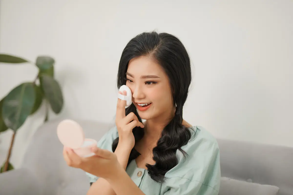 Hindari 5 Kesalahan yang Bikin Tampilan Makeup Nggak Menyatu dengan Kulit, Yakin Sudah Tahu?