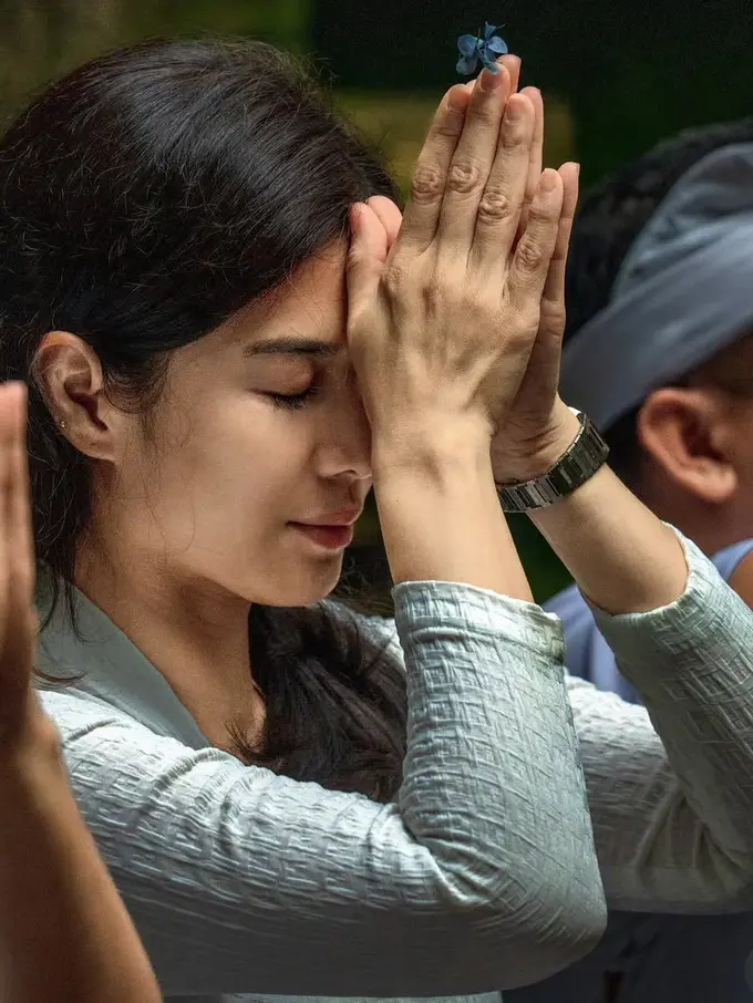 Outfit Dian Sastrowardoyo Liburan di Ubud, Bali. [@therealdisastr]