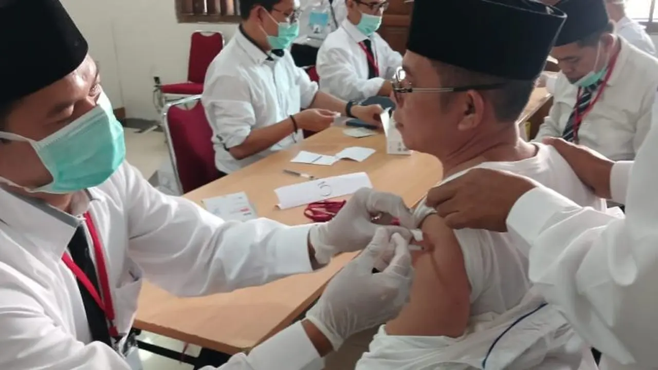 Vaksinasi meningitis petugas haji 2025. (Foto: Sehat Negeriku/Kemenkes RI)