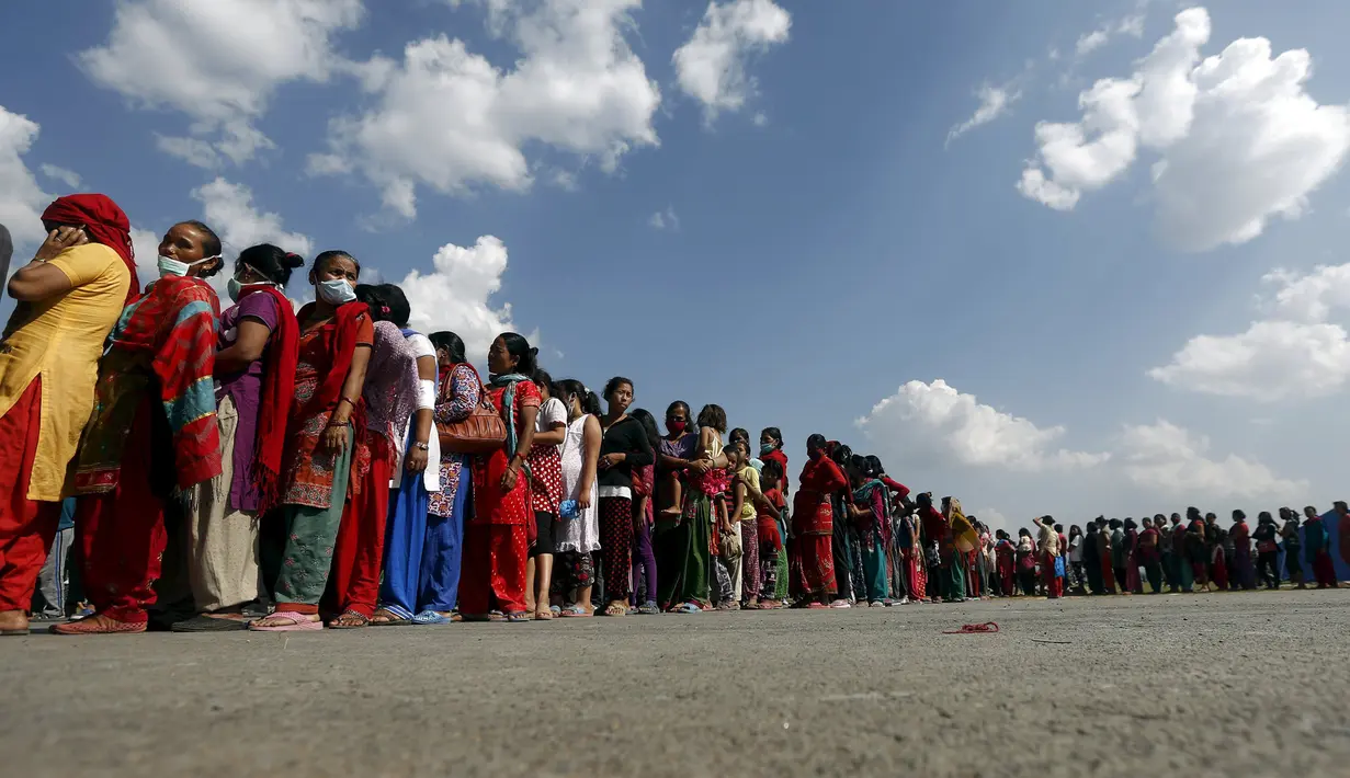 Ribuan korban gempa tengah mengantre untuk mendapatkan makanan di lokasi pengungsian, di Kathmandu, Nepal, Senin (4/5/2015). Korban gempa 7,9 SR di Nepal perlahan mulai mendapat bantuan dari banyak negara. (REUTERS/Adnan Abidi)
