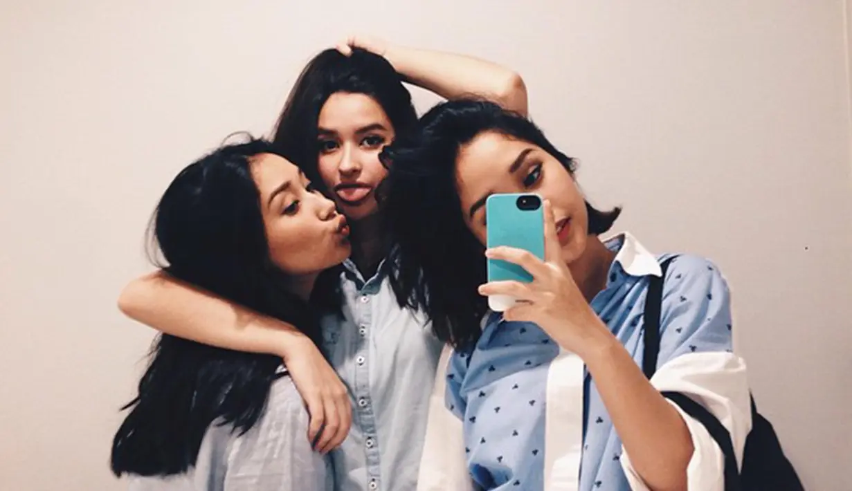 Gadis kelahiran 20 Mei 2000 ini terpaut usia lima tahun dengan dua kakak kembarnya. (Liputan6.com/IG/@stephaniepoetri)