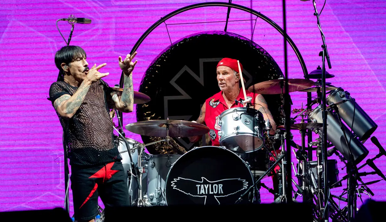 Anthony Kiedis (kiri) dan Chad Smith dari Red Hot Chili Peppers tampil pada festival musik Louder Than Life di Kentucky Exposition Center, Louisville, Kentucky, Amerika Serikat, 25 September 2022. (Photo by Amy Harris/Invision/AP)