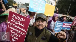 Sejumlah wanita menuntut keadilan iklim di depan Istana Negara, Jakarta, Selasa (17/5). Mereka meminta pemerintah Indonesia tegas dan konsisten dalam langkah mengatasi perubahan iklim. (Liputan6.com/Faizal Fanani)