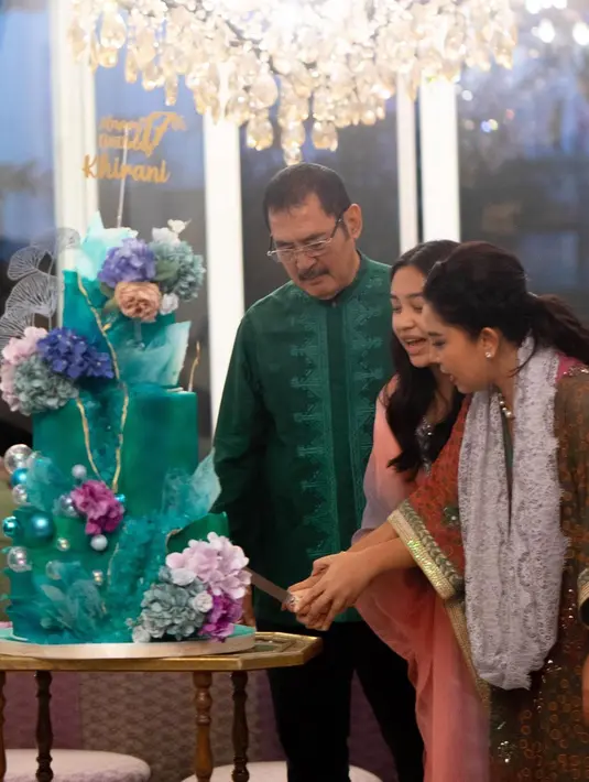 Balon model lambang hati berbagai ukuran pun menghiasi syukuran ulang tahun Khirani. Bambang dan Mayang mendampingi putrinya memotong kue ulang tahun besar dengan warna hijau. [Instagram/Mayangsari_Official]