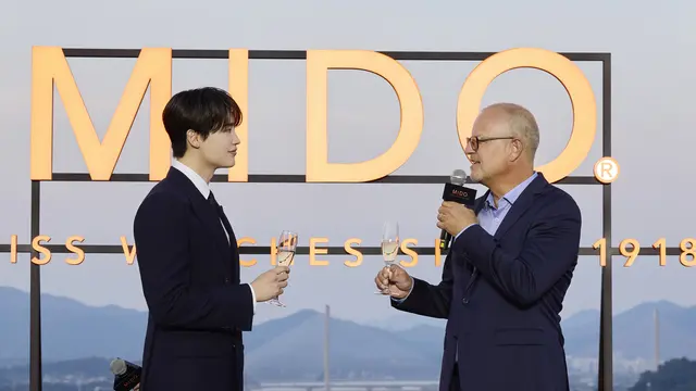 CEO MIDO Franz Linder dan brand ambassadoor Lee Jong Suk dalam perkenalan Ocean Star 200 di Korea Selatan, 18 Juni 2026. (dok. Mido)