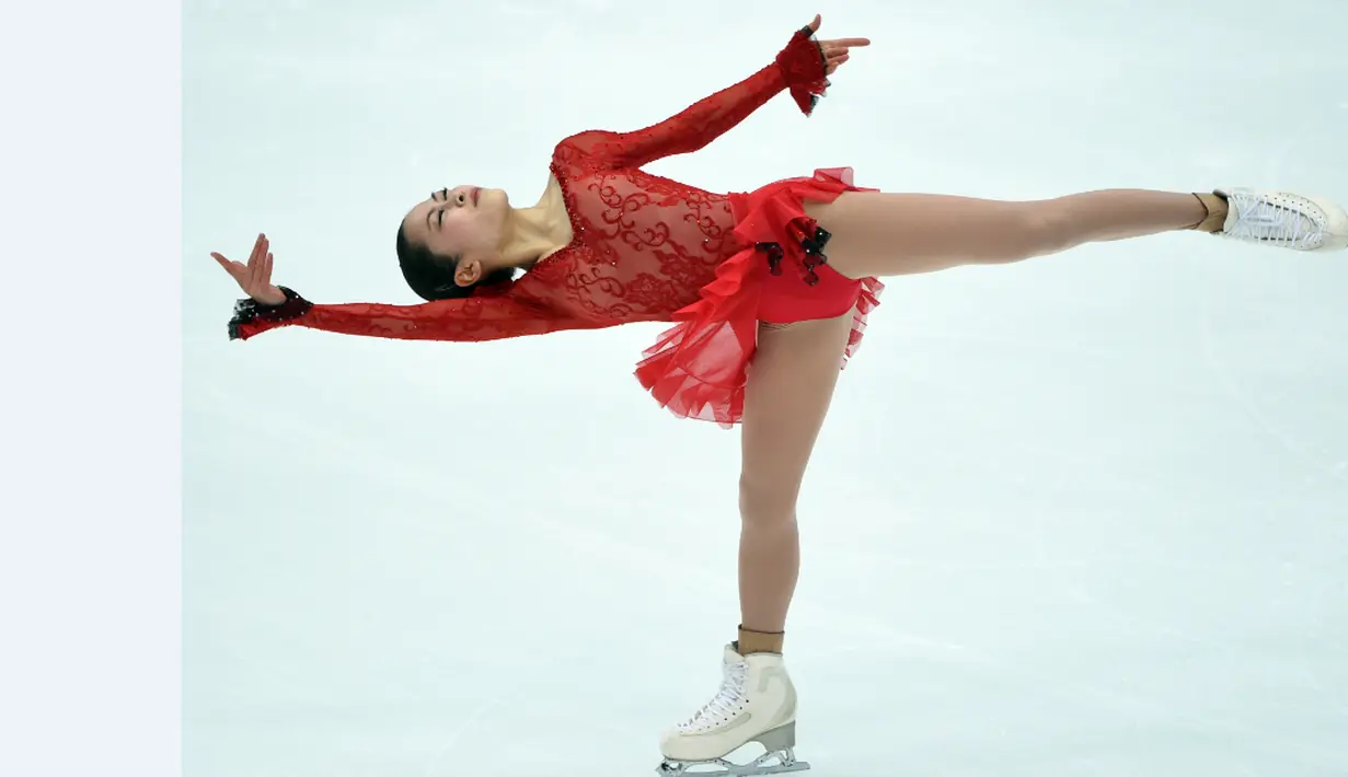 Atlet putri Jepang, Satoko Miyahara, beraksi di nomor short program putri turnamen figure skating ISU Grand Prix NHK Trophy di Nagano, Jepang, (27/11/2015). (AFP/Toshifumi Kitamura)